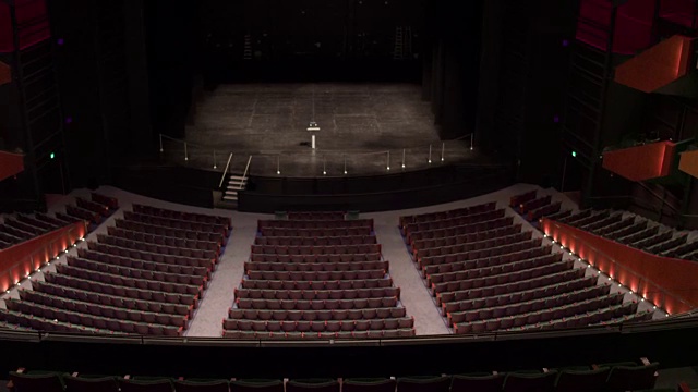 空无一人的剧场，镜头从中心移向舞台。视频购买