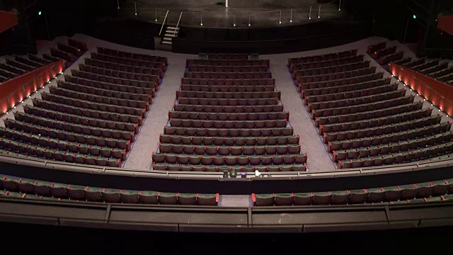 空无一人的剧场，镜头从中心移向舞台。视频素材