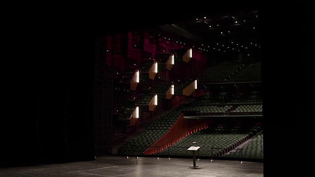 空剧场，摄像机从舞台向上调到剧场顶部。视频素材