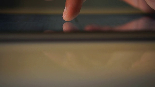 手触摸数字平板触摸屏的裁剪视图视频素材