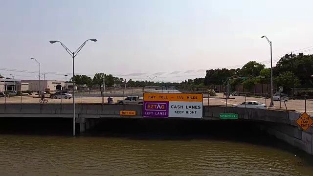 飓风哈维的洪水淹没了德克萨斯州休斯顿的8号环城公路视频下载