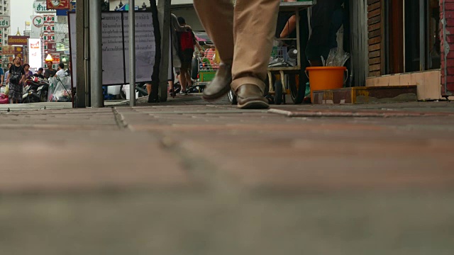 曼谷，一群上班族正穿过马路视频素材