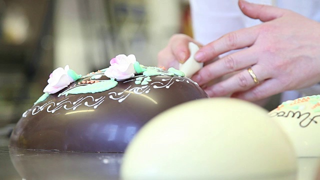 复活节巧克力蛋手糕点厨师装饰视频素材
