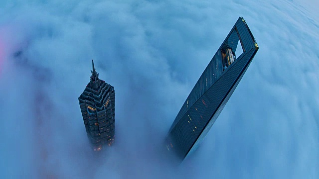 4K:中国平流层云上的上海摩天大楼。视频素材