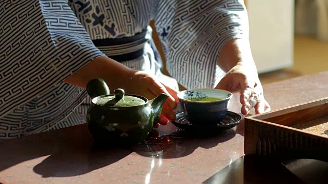 日本京都，身着传统和服的日本妇女饮茶视频下载