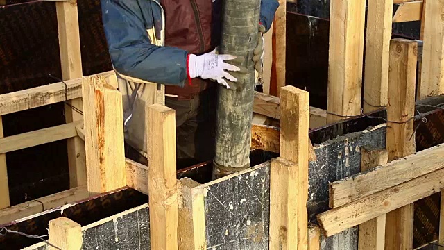 往新建的木屋里浇筑混凝土。视频下载