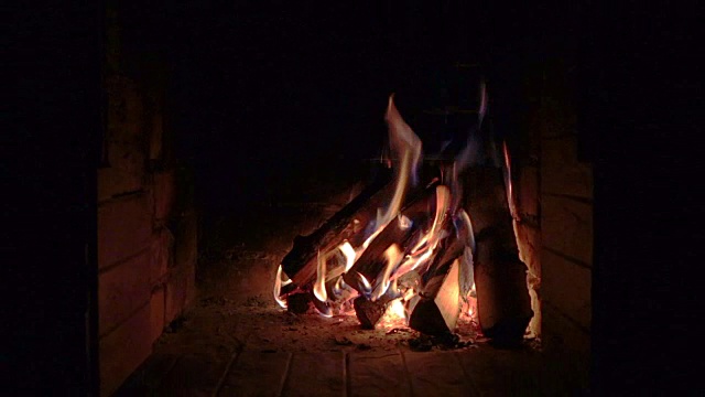 在壁炉里烧木柴。视频素材