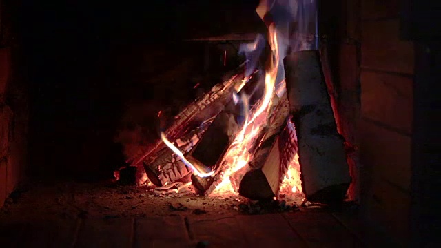 在壁炉里烧木柴。视频素材