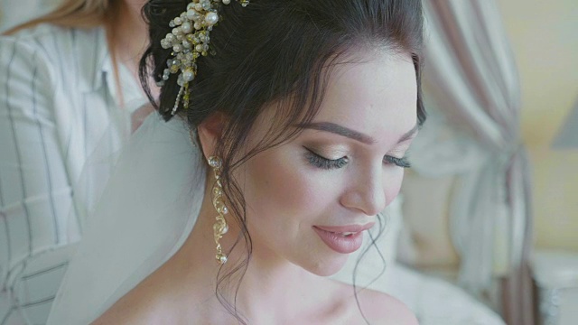 婚礼前，发型师给新娘戴上面纱视频下载