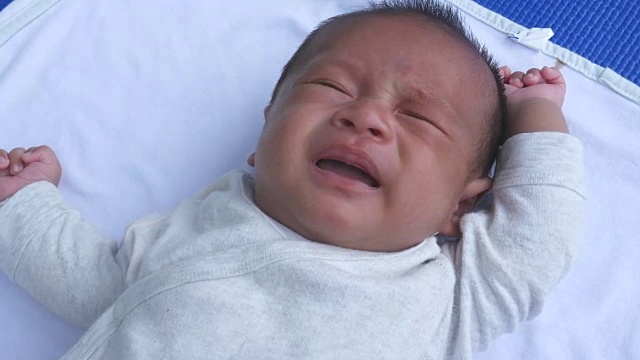 新生婴儿哭视频素材