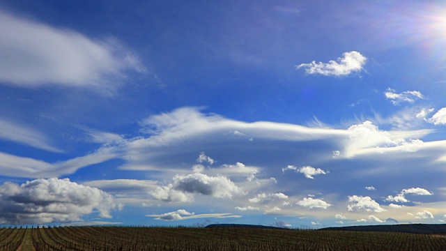 葡萄园与移动的积云和灿烂的太阳，在法国南部的奥德视频下载