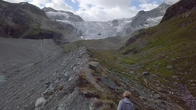鸟瞰山脊上的女徒步者，飞出4K瑞士视频素材