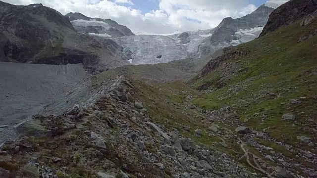 在瑞士瓦莱州的山脊上的徒步者的无人机视角为4K视频素材