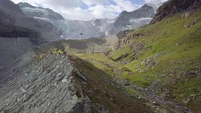 在瑞士的山脊上，女性徒步旅行者张开双臂视频素材