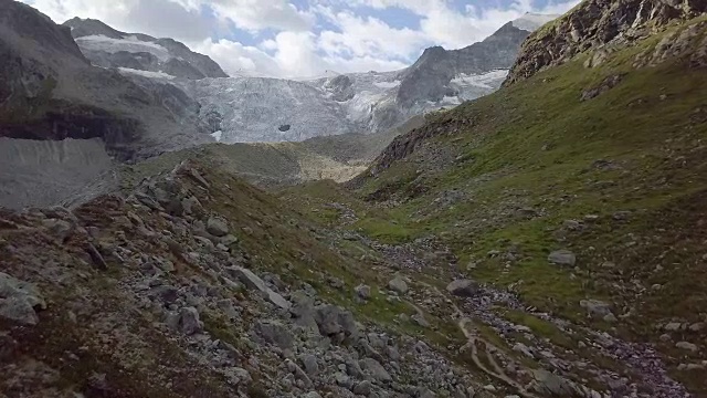 一名女子在瑞士的山脊上徒步旅行视频素材