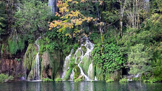 瀑布在秋季Plitvice湖国家公园视频素材