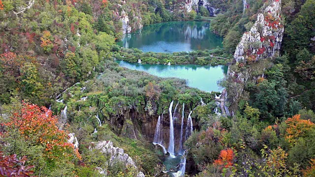 秋季景观与瀑布在Plitvice湖视频素材