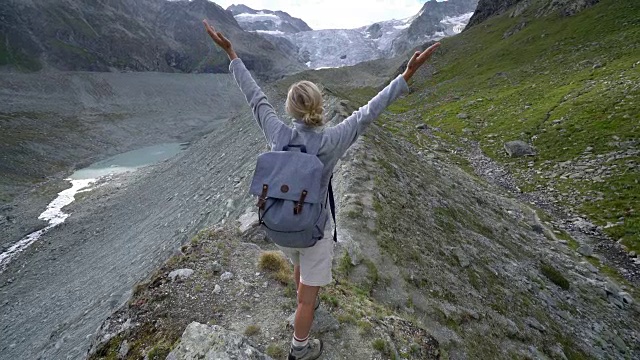 瑞士，山脊上的女人伸开双臂视频素材