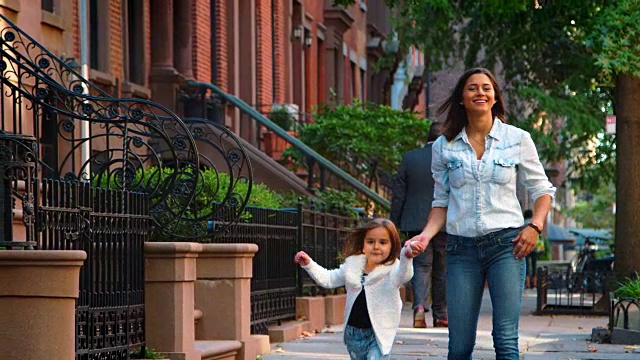 年轻的母亲和女儿走在布鲁克林大街上视频素材