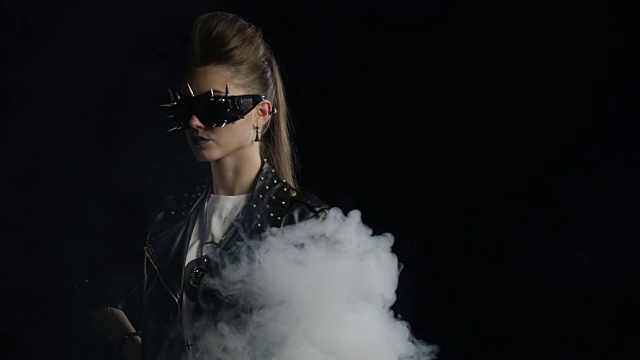 时尚模特用烟雾拍摄视频下载