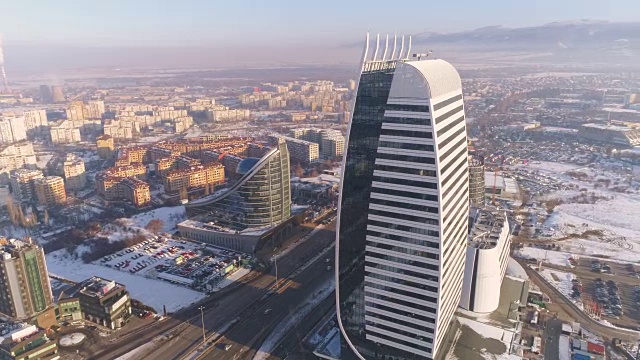 慢镜头鸟瞰无人机围绕公司办公楼大楼旋转视频下载