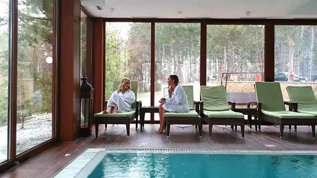 女人一起在美丽的温泉里放松视频下载