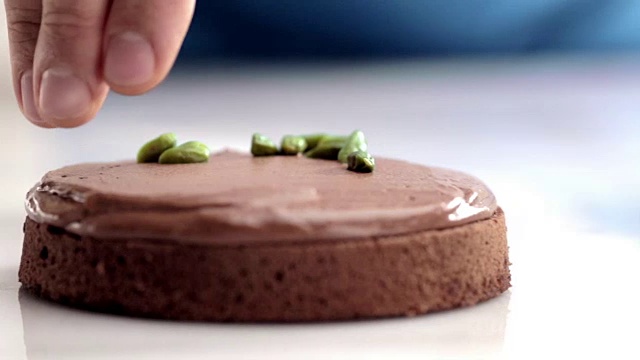 桌上盘子里的巧克力特写镜头视频下载