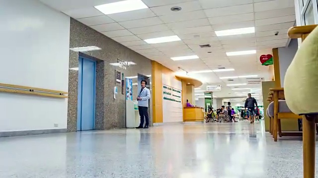 随着时间的推移，病人在医院的走廊里移动。视频素材