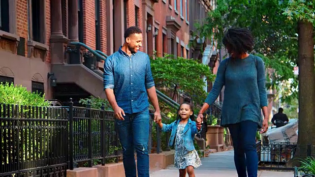 一个年轻的黑人家庭走在布鲁克林的大街上视频素材