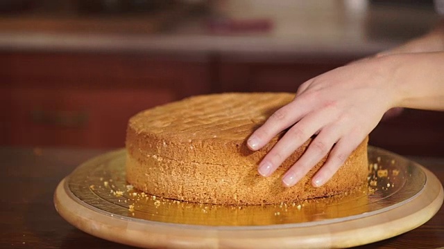女人在厨房切烤蛋糕视频下载