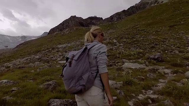 低角度的女人徒步在瑞士视频素材