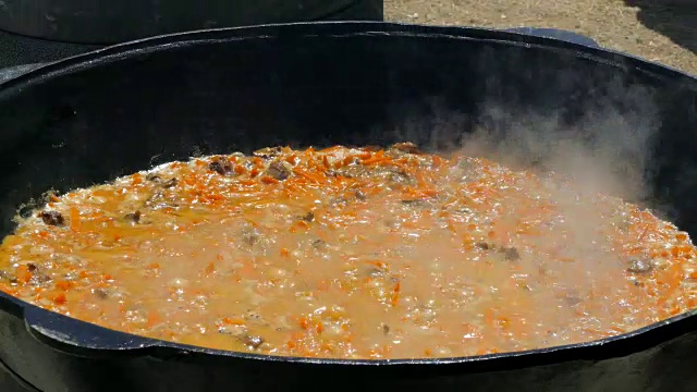 在街上的一个大桶里煮粥视频下载