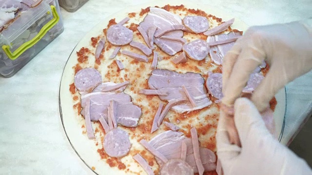 新鲜正宗的意大利生披萨视频素材