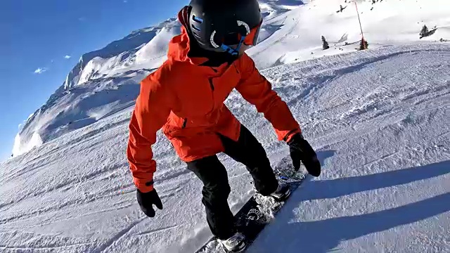 滑雪者在滑雪斜坡上转弯时喷洒雪视频素材