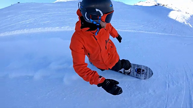 从滑雪坡上滑下滑雪板视频素材