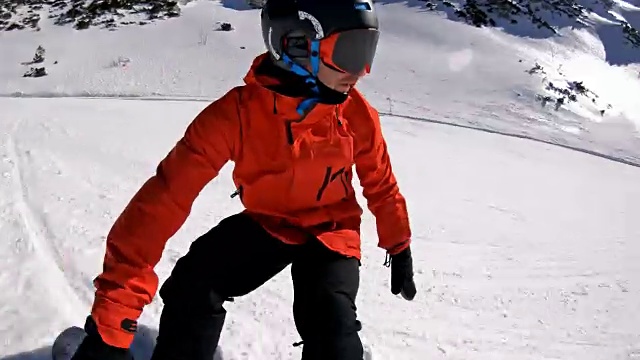 滑雪板冲下滑雪坡视频素材