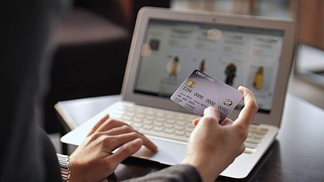 在笔记本电脑上使用信用卡进行网上购物视频购买