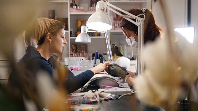 抛光指甲-美甲大师在医疗面具做专业美甲白人模特视频下载