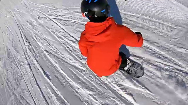 滑雪板表演一个魔术，跳跃和转弯在半空中雪园视频素材