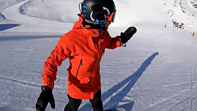 滑雪者沿着滑雪坡滑行，身后留下一团粉末雪视频素材