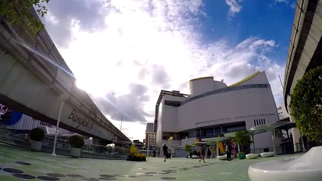 暹罗广场空中步道，人群行走和移动和火车交通运输视频素材