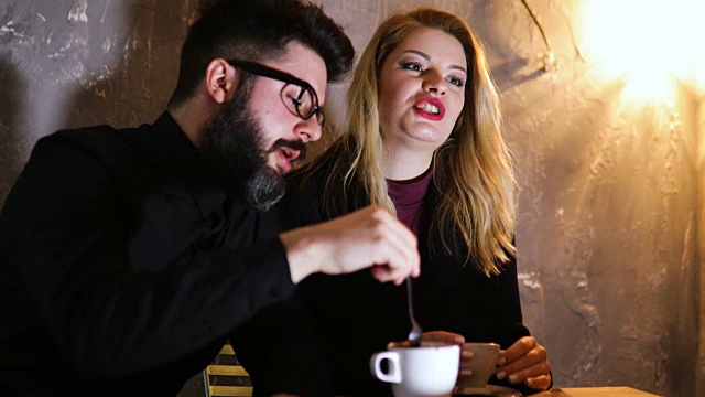 相爱的情侣坐在咖啡馆，喝着咖啡。视频素材