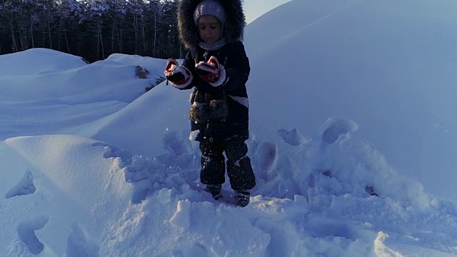 快乐的孩子在雪地里玩耍视频下载