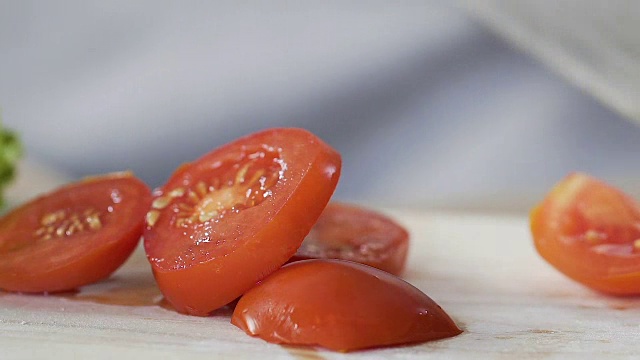 女性双手用大刀切西红柿，宏观特写，健康营养视频素材