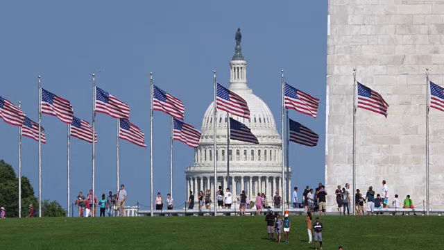 国会大厦圆顶和华盛顿纪念碑的慢动作建立镜头视频素材