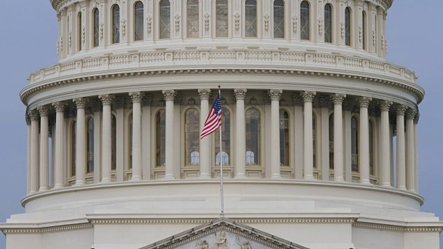 国会大厦圆顶和美国国旗的极端特写视图视频素材