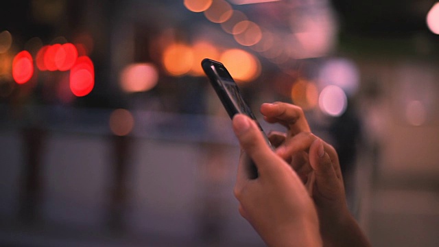 在街上用智能手机的女人视频下载