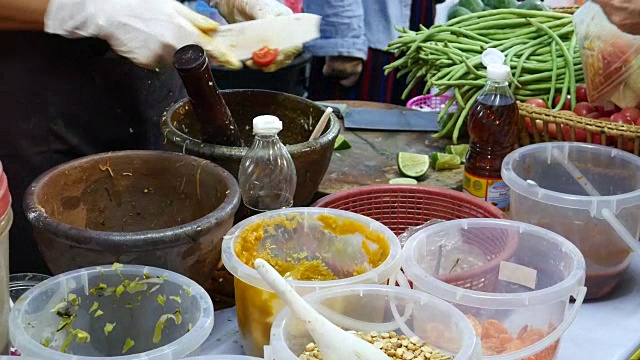 泰国木瓜沙拉，泰国街头小吃视频素材