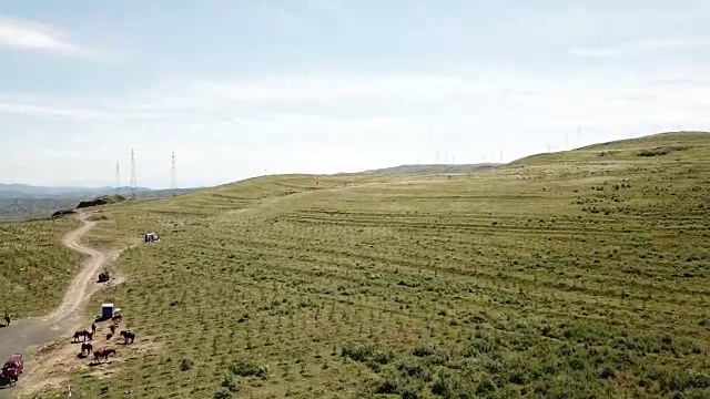 呼伦贝尔草原上的风力发电机视频下载