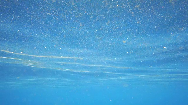 在海浪下向上看水面-水肺潜水员的观点视频素材